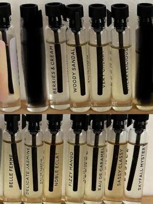 Essnce tester - 12 st testers i följande dofter: Aurora vanille Berries & cream Woody sandal Very cherry Cherrylicious Belle femme Delicate Jasmine Noble eclat Fizzy mango Eau de Caramel Sassy classy Skyfall mystery (oöppnad)  Kan också sälja för 25kr styck eller 5 för 100