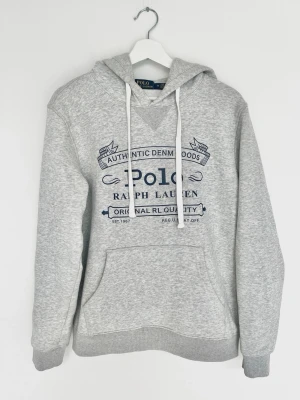 Polo Ralph Lauren Hoodie - Riktig fet hoodie från Polo Ralph Lauren! Toppskick inga defekter! Storlek M, sitter som S/M. Kontakta mig för fler frågor och funderingar!