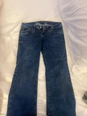 Lågmidjade Ltb jeans  - Säljer dessa jätte snygga och sköna LTB jeans, modellen heter valerie. Materielet är otroligt skönt och även lite strechigt som kan vara skönt!!