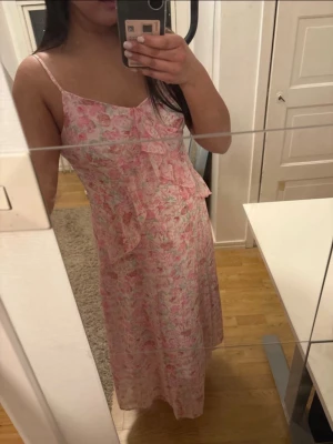 Sommarklänning  - Säljer denna fina klänningen då den inte kommer till användning längre. Använd max 3 gånger så i mycket gott skick!!💕💕💕 lappen är borta men passar mig som är brukar ha storlek M