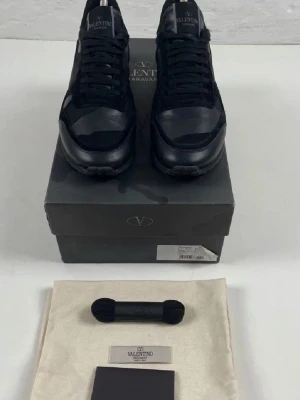 Valentino rockrunners  - Säljer mina rockrunners som är i 7/10 skick. Dom är riktigt varma och bekväma fungerar till alla väder. Dom tvättas innan dom skickas. Storleken är 40-41 och tyvär är boxen såld därav pris 