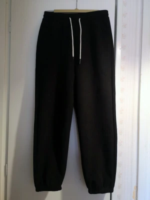 Svarta Smalspårig Manchesterbyxor Stl S - stl S inch, 68 cm midja. 94cm längd. Helt nya svarta smalspåriga manchesterbyxor/vinterbyxor med fleecefodrad, lagon midja, mjuk och skön material, 2st fickor framtill, rök och djurfri hem. lappen finns inte kvar. Perfekta för chill dagar eller när du vill vara bekväm. 
