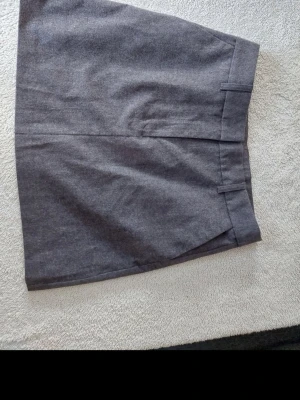 Ny! Kjol stl. M från JDY  - Ny kjol I storlek M från JDY Ny pris 349,95kr  dragkedja och knäppning på framsidan  Två fungerande fickor på sidorna och en fejk fickor bak Djur finns I hemmet  Rökfritt 