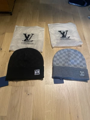 IV Mössa Grå och Svart - Två IV Mössor Grå och Svart