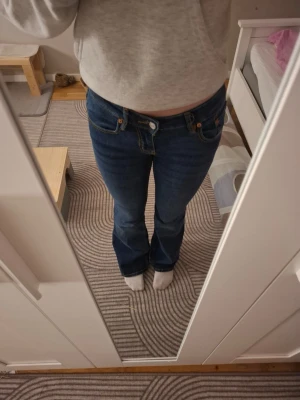 Blå bootcut jeans med låg midja, XS  - Säljer ett par klassiska blå bootcut jeans med låg midja, såå sköna men använder inte så mycket längre, pris kan diskuteras!💕