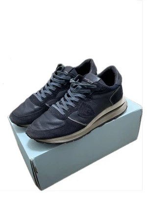 Philippe model trainers - Använda i gott skick Lite slitet vid ena sulan men i övrigt superfina Strk 44 Hör gärna av er om ni har prisförslag eller frågor!