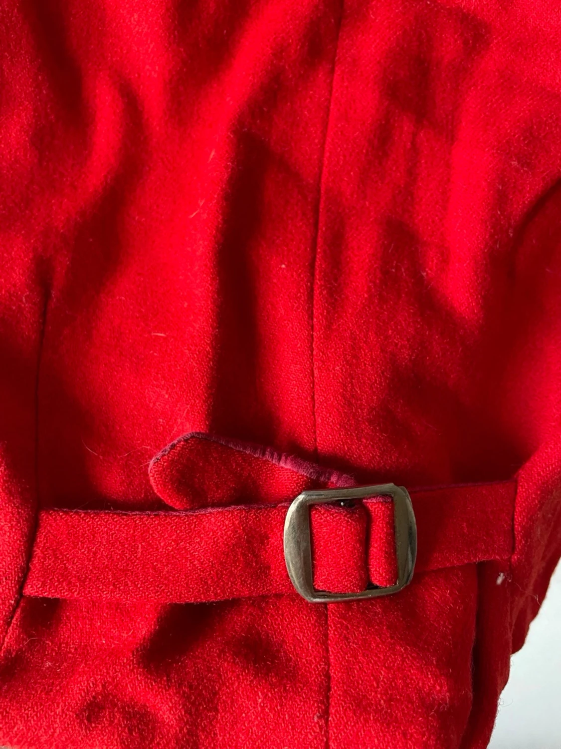 Röd broderad väst med blommor - 2