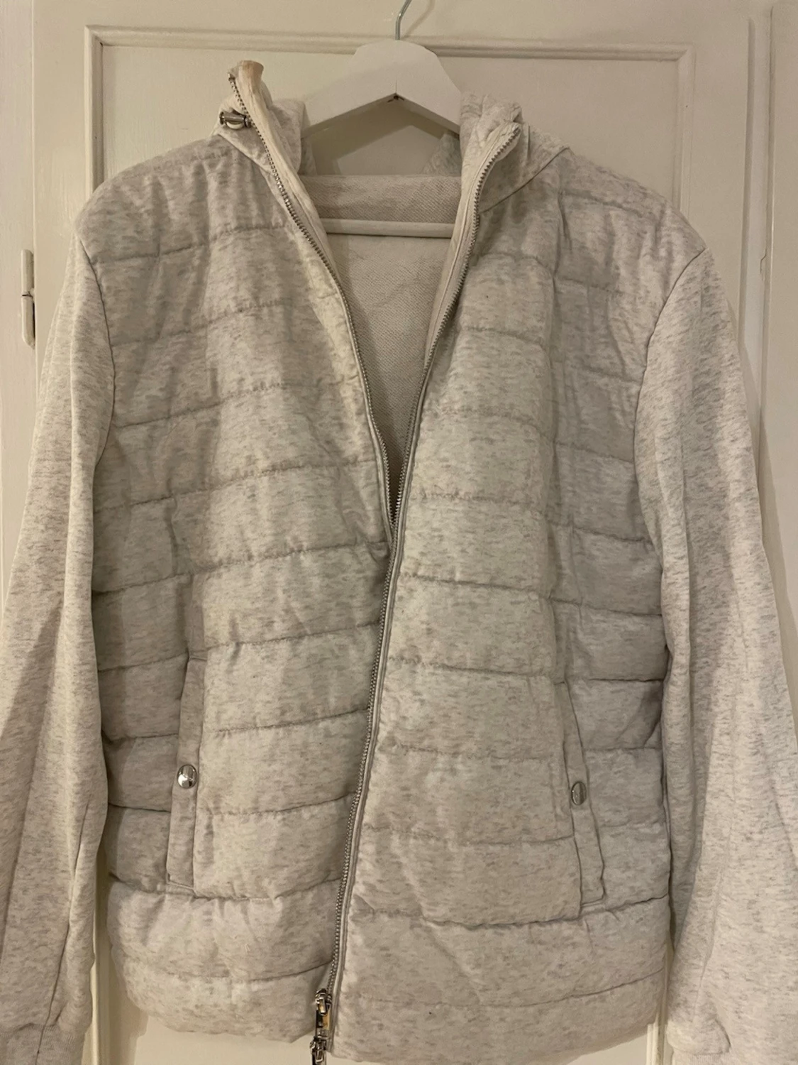 Ljusgrå pufferjacka med dragkedja