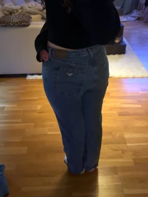 Blåa raka jeans från Armani - Säljer ett par klassiska blåa jeans från Armani med rak passform och hög midja. Vintage.