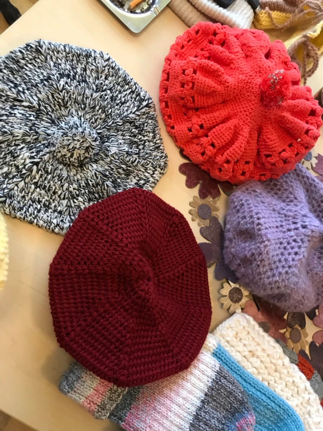 Färgglad virkad mössa med tofs - 1