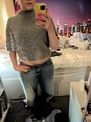 Stickad kortärmad tröja - Grå stickad kortärmad i alpacaull 