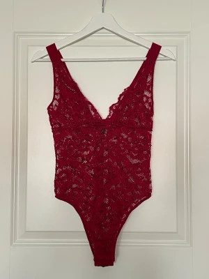 Victoria’s Secret spetsbody - Vinröd spetsbody från Victoria’s secret i strl S och fint skick 💌