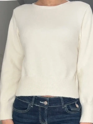  Stickad vit tröja  - En så sjukt snygg vit stickad tröja! Har fin ribbad kant ner till som passar perfekt till vilka byxor som helst! 💕 Vill behålla men känner att den tyvärr börjar bli för liten på mig!🥹💕Den är XS/XXS