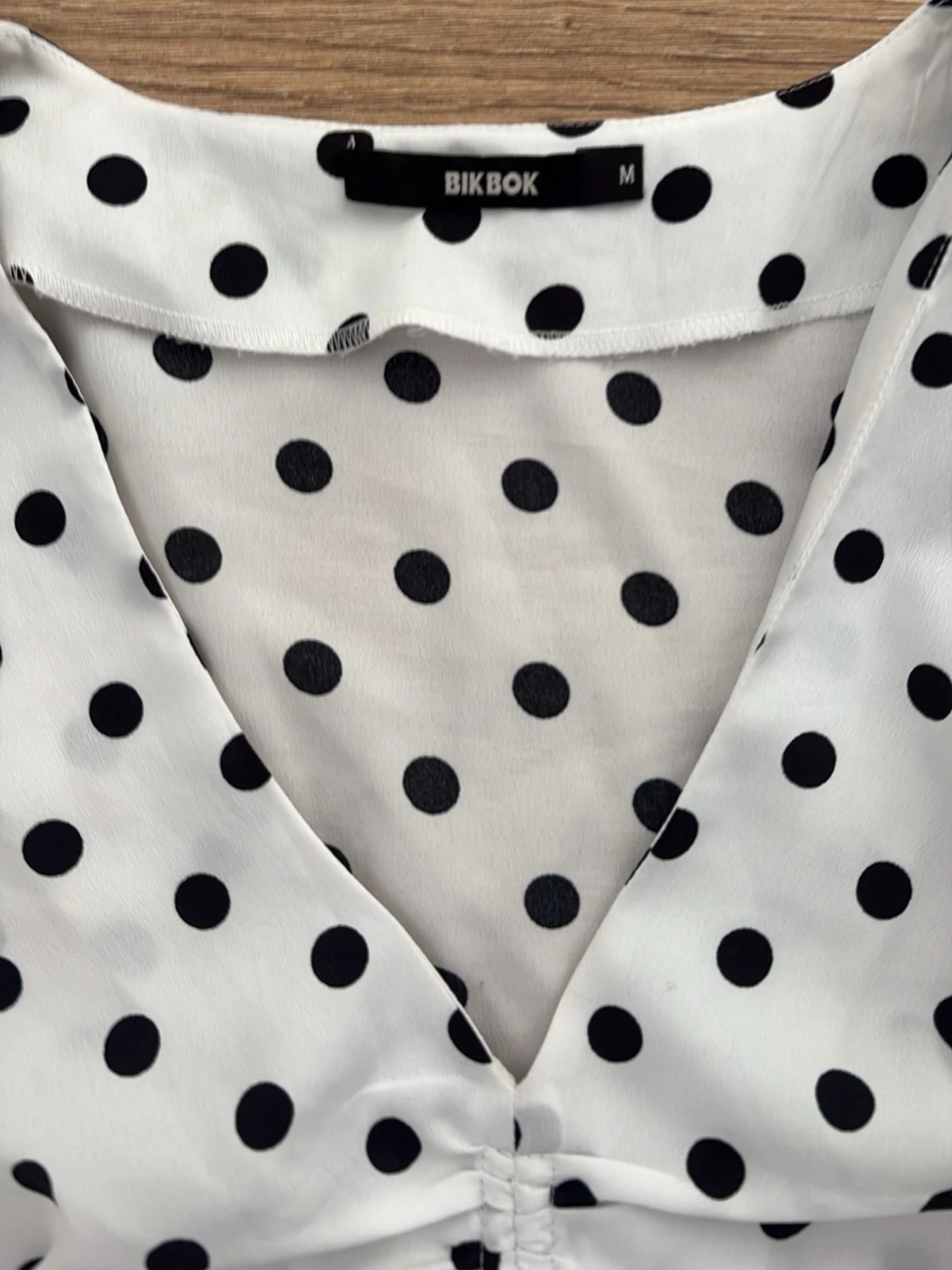 Vit prickig blus med rynkdetalj - 2