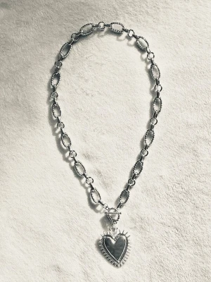 Silverfärgat halsband med hjärthänge - Unikt halsband i silverfärg med grova, ovala länkar och ett stort hjärthänge med taggig kant. Halsbandet har en toggle-låsning som ger en cool och trendig look. Perfekt accessoar för dig som vill sticka ut med ett statement-smycke.