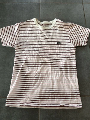 Randig t-shirt från Vans - Rödvit randig T-shirt från Vans. Den har användts rätt så mycket men det är inget som tydligt syns och utan fläckar.