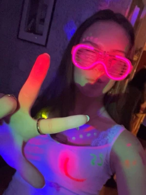Neon glasögon  - Lysande glasögon 🩷 perfekt för fest eller firande🫰de är inte riktigt samma som på första bilden för där hade jag ett par andra glasögon som var min väns 🫰🫰💞 men de är ganska lika och glasögonen som jag säljer lyser i neon💗💗 helt nya 💝köper man så får man alla glasögon (6 stycken) i färgerna ljusrosa, vit, grön, blå, mörk orange, mörk rosa. 🩷🩷
