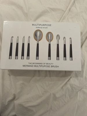 Mermaid Multipurpose sminkborstar set - Snyggt set med multipurpose sminkborstar från Nutricon. Borstarna har svarta handtag med silverdetaljer och täta, mjuka borst i syntetmaterial. Perfekt för foundation, contour och ögonskugga. Modern design och flera olika former för olika makeupsteg.