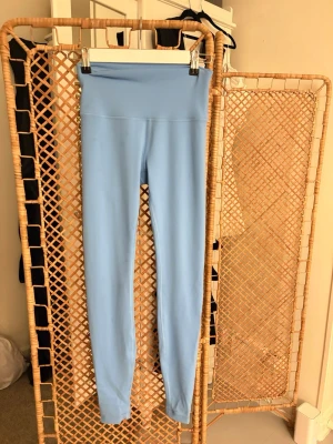 Ljusblå leggings från Lululemon - Säljer ett par ljusblå leggings från Lululemon.  Aldrig använda. Storlek 6. Supersnygga och bekväma!