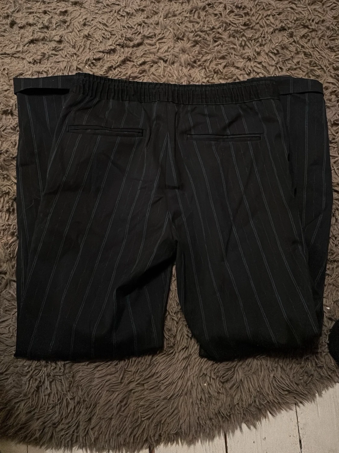 Svarta kostymbyxor med smala ränder - 1