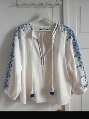 Zara blus!! - Säljer denna jättefina blus från Zara. Jätteskön att ha över bikini eller bara som tröja på sommaren. Inga defekter. 