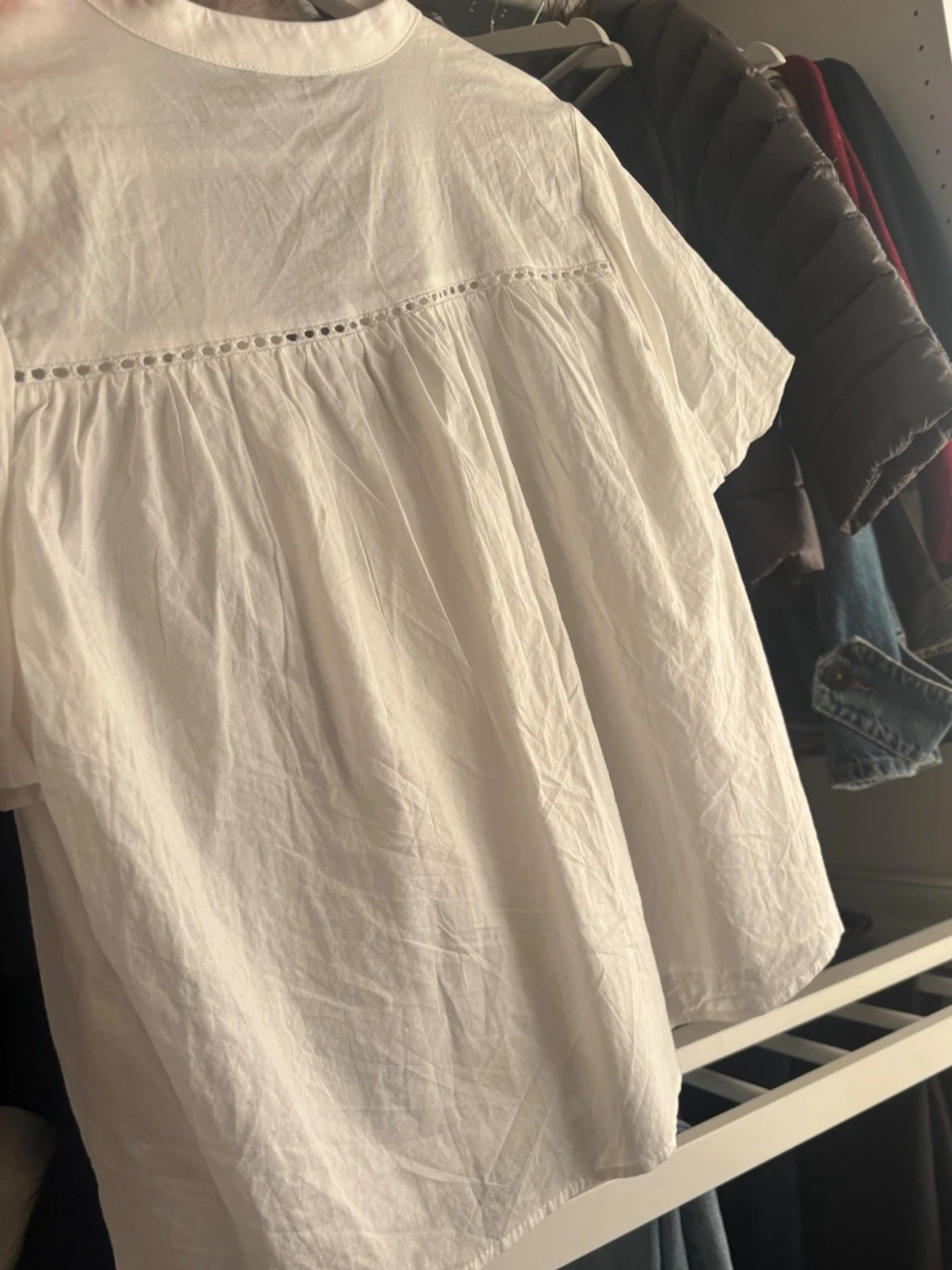 Vit blus med spetsdetaljer - 2