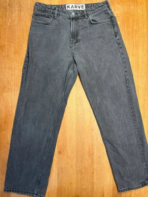 Grå raka loose-fit jeans från Karve - Säljer ett par grå jeans från KARVE vilket är Carlings egna jeansmärke, de har en relativt ”loose” passform och är väldigt bekväma.