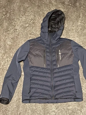 Sail racing hybridjacka - Ordinarie pris 3500kr, jackan är i bra form och köpte för några månadersen. Mer info kontakta gärna