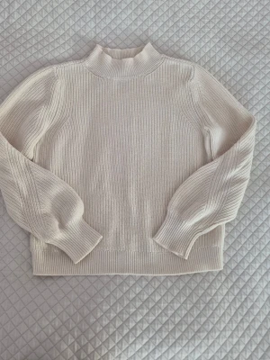 Stickad tröja med ballongärmar Espirit - Varm stickad tröja från Espirit med ballongärmar! Väldigt smickrande och enkel att styla💕 Passar storlek XS! Passa på, fri frakt en vecka fom. 15/2! 