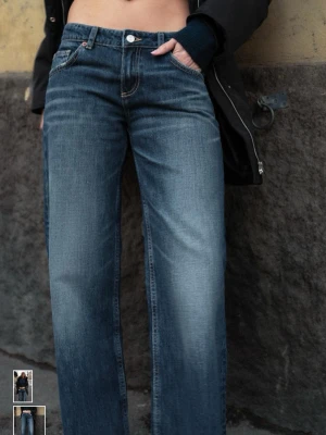 Blåa wide leg jeans från Zara - (Nypris 500), säljer eftersom jag köpte två och kunde ej lämna tillbaka) Säljer ett par blåa wide leg jeans från Zara med klassisk femficksmodell och låg midja. Jeansen har en snygg tvätt med ljusare partier framtill och raka, vida ben. Perfekta för en avslappnad och trendig look.