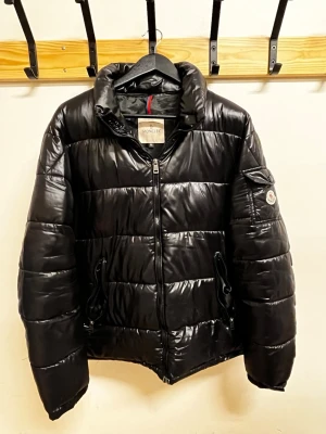 Svart pufferjacka  Monclẹr - Storlek xl passar L