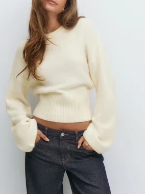 Wide sleeve Knitter sweater Gina tricot  - Jätte söt tröja köpt för 400kr har använts fåtal gånger  kan sälja billigare på vinted hör av dig 