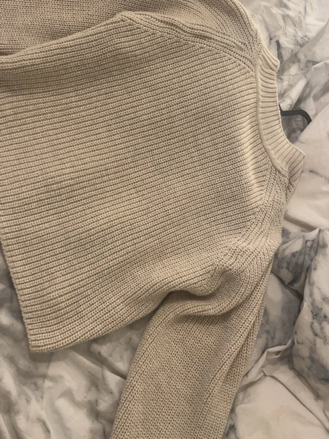 Beige stickad kofta med knappar - 1