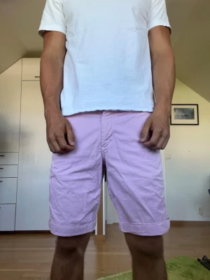 Ljusrosa shorts  - Rosa shorts från Morris tillverkade i 97% bomull. Strl 31. Inga defekter. Modellen är 178 cm och väger 77kg. Hör gärna av dig vid frågor!