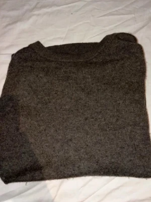 Grå stickad tröja Samsøe Samsøe - Mysig grå stickad tröja från Samsøe Samsøe med rund halsringning och ribbade muddar. Perfekt för lager på lager och enkel att matcha med olika outfits. Materialet känns mjukt och värmande.