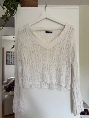 Vit stickad tröja  - En vit supersöt stickad tröja från Shein i storlek S. Kortare i modellen. Tunn och skön nu till sommaren. Har ett lagat hål bak på axeln (se sista bilden). 