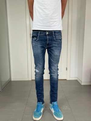 Replay Anbass Jeans  - Säljer nu dessa Replay Anbass Jeans med snygga slitningar i populär design, W30 o L30 med mått ca 37 o 100 cm. skriv för fler bilder/frågor🙌🏼