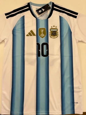 Lionel Messi Argentina Vm 2026 - Fotbollströja  i Storlek L. Helt ny och oanvänd, med tag kvar. Detaljrik i inofficiell version. 