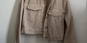Jeans jacka beige från Gina tricot  - En jeans jacka från Gina tricot i storlek S. Använd för flera år sen bara nån gång så i bra skick. 