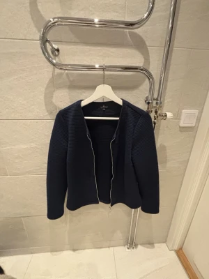 Mörkblå ribbad zip - Snygg mörkblå zip