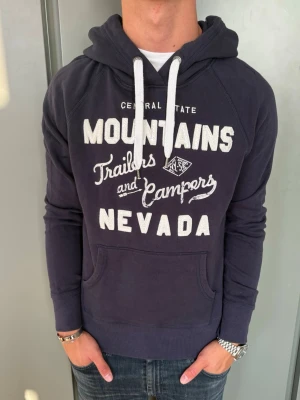 Marinblå Hoodie - Storlek: M | Skick: 9,5/10 | Nypris: ca 1599kr