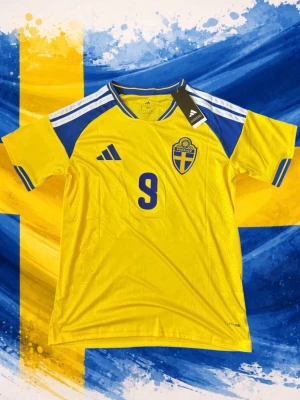 Isak nmr 9 - Spelare: Alexander Isak🇸🇪 Storlek: Small👌 Lag: Sverige hemmaställ💛 Nummer: 9🤲 Replika av högsta kvalité😮‍💨 Passform: Shortsleeve🤗 