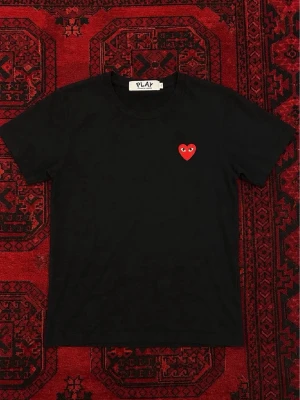 CDG PLAY T-shirt - En snygg  svart CDG T-shirt som är perfekt för sommar outfits | Skick 10/10, inga defekter alls har endast testats! | etiketterna och påsen är kvar och skickas med! | Storlek EU S | Längd : 64 cm | Bredd : 43 cm | pris går att diskutera vid snabbaffär / bundle köp! 