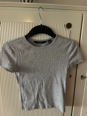 Grå ribbad t-shirt från Vero Moda - Säljer en grå ribbad t-shirt från Vero Moda i storlek XS. Mycket bra skick!🙌🏼🙌🏼
