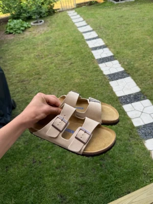 Birkenstock - Birkenstock Arizona Soft Footbed, strl 42. Helt nya, endast provade. Säljs pga fel storlek. Box och tags ingår. Hör av er vid fler funderingar!