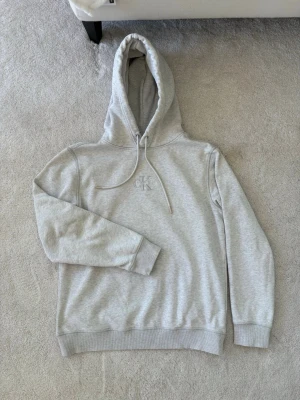 Calvin Klein hoodie - Ljusgrå Calvin Klein hoodie | Använd max 3 gånger så ser ny ut i skick | Storlek M | Nypris 1600kr |