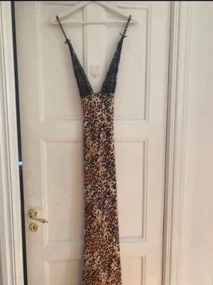 Leopard Långklänning med spetsöverdel  - Lång leopard klänning liknande den från Rat&Boa. Köpt här på Plick men kommer tyvärr inte till användning. Priset kan diskuteras.