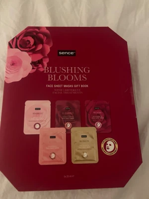 Sence Blushing Blooms ansiktsmasker - Presentförpackning med fem olika ansiktsmasker från Sence, Blushing Blooms. Maskerna kommer i färgglada förpackningar i rosa, rött och guld och erbjuder olika ansiktsbehandlingar. Perfekt för dig som vill testa flera sheet masks och njuta av en lyxig spakänsla hemma.