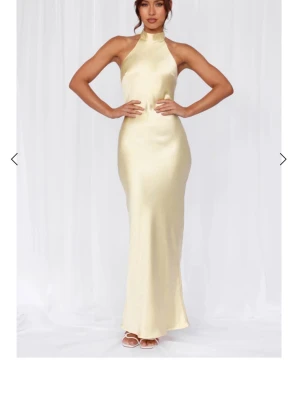Champagnefärgad lång satinklänning - Elegant långklänning i gul satin. Från hello Molly, storlek S, köptes för 1700. 