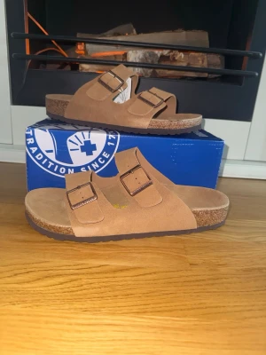 Birkenstocks  - Säljer ett par helt nya birkenstocks arizona i strl 43. Du får med allt på bilderna dvs sandaler, låda, tags osv. Bara att skriva ett DM vid intresse!